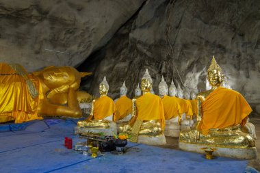 Tayland 'ın Prachuap Khiri Han ilindeki Phrachuap Khiri Han kenti yakınlarındaki Wat Ao Noi' de uzanan Buda Mağarası, Prachuap Khiri Han, Aralık 2022