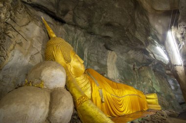 Tayland 'ın Prachuap Khiri Han ilindeki Phrachuap Khiri Han kenti yakınlarındaki Wat Ao Noi' de uzanan Buda Mağarası, Prachuap Khiri Han, Aralık 2022