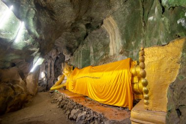 Tayland 'ın Prachuap Khiri Han ilindeki Phrachuap Khiri Han kenti yakınlarındaki Wat Ao Noi' de uzanan Buda Mağarası, Prachuap Khiri Han, Aralık 2022