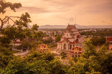 Wat Thammikaram Mahathat Worawihan ile birlikte Tayland 'da Prachuap Khiri Khan ilindeki Phrachuap Khiri Khan kasabasındaki tepeden manzara, Aralık 2022