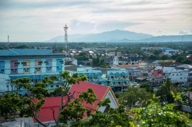 Wat Thammikaram Mahathat Worawihan 'ın Tayland' da Prachuap Khiri Khan, Tayland 'da Phrachuap Khiri Khan kasabasındaki manzarası, Prachuap Khiri Khan, Aralık 2022