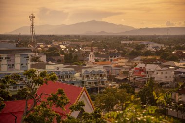 Wat Thammikaram Mahathat Worawihan 'ın Tayland' da Prachuap Khiri Khan, Tayland 'da Phrachuap Khiri Khan kasabasındaki manzarası, Prachuap Khiri Khan, Aralık 2022