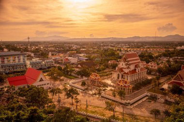 Wat Thammikaram Mahathat Worawihan ile birlikte Tayland 'da Prachuap Khiri Khan ilindeki Phrachuap Khiri Khan kasabasındaki tepeden manzara, Aralık 2022