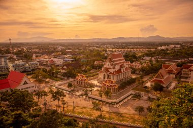 Wat Thammikaram Mahathat Worawihan ile birlikte Tayland 'da Prachuap Khiri Khan ilindeki Phrachuap Khiri Khan kasabasındaki tepeden manzara, Aralık 2022
