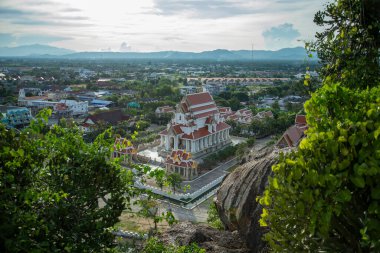 Wat Thammikaram Mahathat Worawihan ile birlikte Tayland 'da Prachuap Khiri Khan ilindeki Phrachuap Khiri Khan kasabasındaki tepeden manzara, Aralık 2022