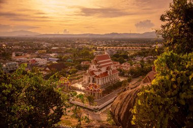 Wat Thammikaram Mahathat Worawihan ile birlikte Tayland 'da Prachuap Khiri Khan ilindeki Phrachuap Khiri Khan kasabasındaki tepeden manzara, Aralık 2022