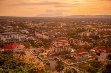 Wat Thammikaram Mahathat Worawihan ile birlikte Tayland 'da Prachuap Khiri Khan ilindeki Phrachuap Khiri Khan kasabasındaki tepeden manzara, Aralık 2022