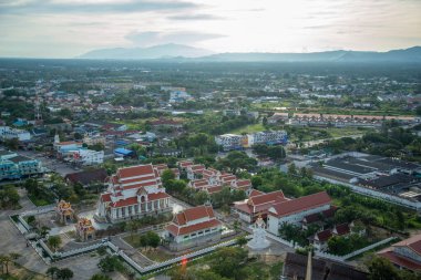 Wat Thammikaram Mahathat Worawihan ile birlikte Tayland 'da Prachuap Khiri Khan ilindeki Phrachuap Khiri Khan kasabasındaki tepeden manzara, Aralık 2022