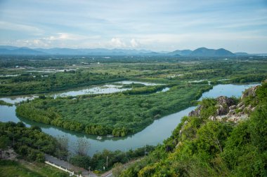 Wat Thammikaram Mahathat Worawihan 'ın Tayland' da Prachuap Khiri Khan, Tayland 'da Phrachuap Khiri Khan kasabasındaki manzarası, Prachuap Khiri Khan, Aralık 2022