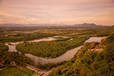 Wat Thammikaram Mahathat Worawihan 'ın Tayland' da Prachuap Khiri Khan, Tayland 'da Phrachuap Khiri Khan kasabasındaki manzarası, Prachuap Khiri Khan, Aralık 2022
