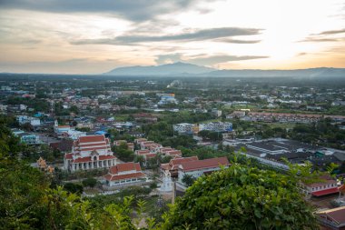 Wat Thammikaram Mahathat Worawihan ile birlikte Tayland 'da Prachuap Khiri Khan ilindeki Phrachuap Khiri Khan kasabasındaki tepeden manzara, Aralık 2022