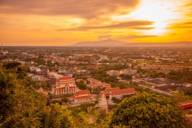 Wat Thammikaram Mahathat Worawihan ile birlikte Tayland 'da Prachuap Khiri Khan ilindeki Phrachuap Khiri Khan kasabasındaki tepeden manzara, Aralık 2022