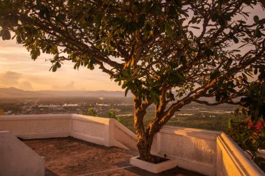 Wat Thammikaram Mahathat Worawihan 'ın Tayland' da Prachuap Khiri Khan, Tayland 'da Phrachuap Khiri Khan kasabasındaki manzarası, Prachuap Khiri Khan, Aralık 2022