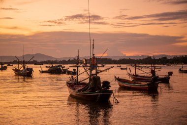 Tayland 'ın Prachuap Khiri Khan eyaletindeki Phrachuap Khiri Khan şehrindeki Khao Ta Mong Lai Orman Parkı' nda gün batımında balıkçı tekneleri, Tayland, Prachuap Khiri Han, Aralık 2022