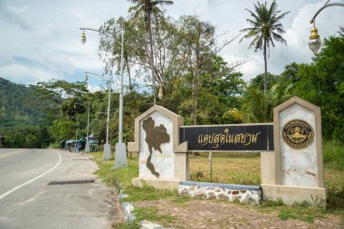 Tayland 'daki Prachuap Khiri Khan, Tayland' daki Prachuap Khiri Khan kenti yakınlarındaki Dan Singkhon 'daki Tayland ve Myanmar sınırında bir işaret ve anıt, Aralık 2022
