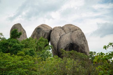 Thailand, Tayland 'daki Prachuap Khiri Khan ilindeki Phrachuap Khiri Khan kenti yakınlarındaki Dan Singkhon Köyü yakınlarındaki Khao Hin Thoen Taş Parkı, Prachuap Khiri Han, Aralık 2022