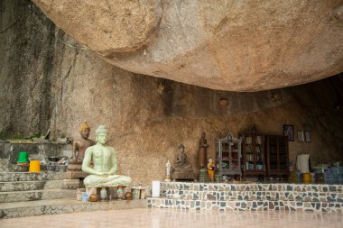 Thailand, Tayland 'daki Prachuap Khiri Khan ilindeki Phrachuap Khiri Khan kenti yakınlarındaki Dan Singkhon Köyü yakınlarındaki Khao Hin Thoen Taş Parkı, Prachuap Khiri Han, Aralık 2022