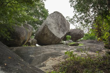 Thailand, Tayland 'daki Prachuap Khiri Khan ilindeki Phrachuap Khiri Khan kenti yakınlarındaki Dan Singkhon Köyü yakınlarındaki Khao Hin Thoen Taş Parkı, Prachuap Khiri Han, Aralık 2022