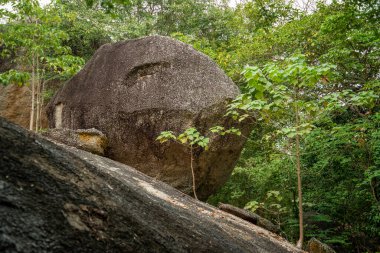 Thailand, Tayland 'daki Prachuap Khiri Khan ilindeki Phrachuap Khiri Khan kenti yakınlarındaki Dan Singkhon Köyü yakınlarındaki Khao Hin Thoen Taş Parkı, Prachuap Khiri Han, Aralık 2022
