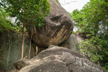 Thailand, Tayland 'daki Prachuap Khiri Khan ilindeki Phrachuap Khiri Khan kenti yakınlarındaki Dan Singkhon Köyü yakınlarındaki Khao Hin Thoen Taş Parkı, Prachuap Khiri Han, Aralık 2022