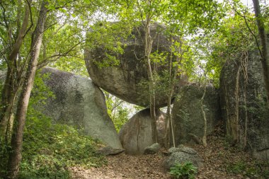 Thailand, Tayland 'daki Prachuap Khiri Khan ilindeki Phrachuap Khiri Khan kenti yakınlarındaki Dan Singkhon Köyü yakınlarındaki Khao Hin Thoen Taş Parkı, Prachuap Khiri Han, Aralık 2022