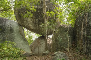 Thailand, Tayland 'daki Prachuap Khiri Khan ilindeki Phrachuap Khiri Khan kenti yakınlarındaki Dan Singkhon Köyü yakınlarındaki Khao Hin Thoen Taş Parkı, Prachuap Khiri Han, Aralık 2022