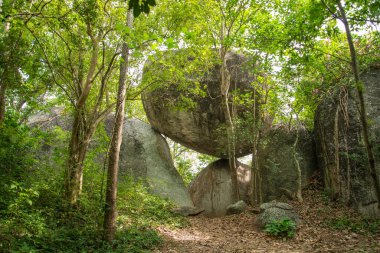 Thailand, Tayland 'daki Prachuap Khiri Khan ilindeki Phrachuap Khiri Khan kenti yakınlarındaki Dan Singkhon Köyü yakınlarındaki Khao Hin Thoen Taş Parkı, Prachuap Khiri Han, Aralık 2022