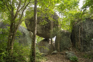 Thailand, Tayland 'daki Prachuap Khiri Khan ilindeki Phrachuap Khiri Khan kenti yakınlarındaki Dan Singkhon Köyü yakınlarındaki Khao Hin Thoen Taş Parkı, Prachuap Khiri Han, Aralık 2022