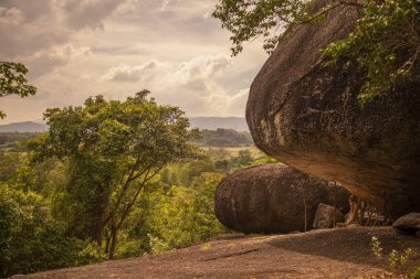 Thailand, Tayland 'daki Prachuap Khiri Khan ilindeki Phrachuap Khiri Khan kenti yakınlarındaki Dan Singkhon Köyü yakınlarındaki Khao Hin Thoen Taş Parkı, Prachuap Khiri Han, Aralık 2022