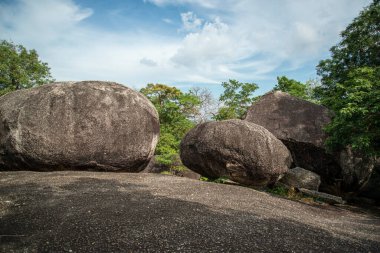 Thailand, Tayland 'daki Prachuap Khiri Khan ilindeki Phrachuap Khiri Khan kenti yakınlarındaki Dan Singkhon Köyü yakınlarındaki Khao Hin Thoen Taş Parkı, Prachuap Khiri Han, Aralık 2022