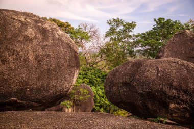 Thailand, Tayland 'daki Prachuap Khiri Khan ilindeki Phrachuap Khiri Khan kenti yakınlarındaki Dan Singkhon Köyü yakınlarındaki Khao Hin Thoen Taş Parkı, Prachuap Khiri Han, Aralık 2022