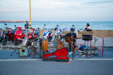 Müzik Tayland, Tayland 'daki Prachuap Khiri Khan ilindeki Phrachuap Khiri Khan şehrindeki Nightmarket' te, Aralık 2022