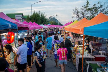Tayland, Tayland 'daki Prachuap Khiri Khan ilindeki Phrachuap Khiri Khan şehrindeki Nightmarket, Prachuap Khiri Khan, Aralık 2022