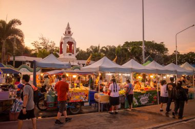 Tayland, Tayland 'daki Prachuap Khiri Khan ilindeki Phrachuap Khiri Khan şehrindeki Nightmarket, Prachuap Khiri Khan, Aralık 2022