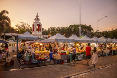 Tayland, Tayland 'daki Prachuap Khiri Khan ilindeki Phrachuap Khiri Khan şehrindeki Nightmarket, Prachuap Khiri Khan, Aralık 2022