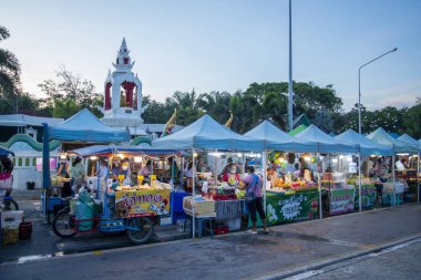 Tayland, Tayland 'daki Prachuap Khiri Khan ilindeki Phrachuap Khiri Khan şehrindeki Nightmarket, Prachuap Khiri Khan, Aralık 2022