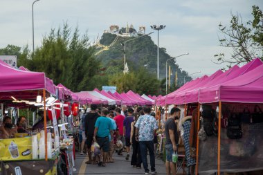 Tayland 'da Prachuap Khiri Khan, Tayland' da Phrachuap Khiri Khan şehrindeki Hill 'de Wat Thammikaram Worawihan ile Nightmarket, Prachuap Khiri Khan, Aralık 2022