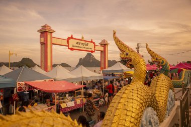 Tayland, Tayland 'daki Prachuap Khiri Khan ilindeki Phrachuap Khiri Khan şehrindeki Nightmarket, Prachuap Khiri Khan, Aralık 2022