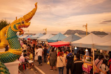Tayland, Tayland 'daki Prachuap Khiri Khan ilindeki Phrachuap Khiri Khan şehrindeki Nightmarket, Prachuap Khiri Khan, Aralık 2022