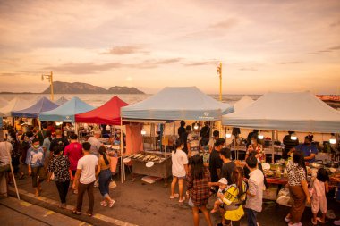 Tayland, Tayland 'daki Prachuap Khiri Khan ilindeki Phrachuap Khiri Khan şehrindeki Nightmarket, Prachuap Khiri Khan, Aralık 2022