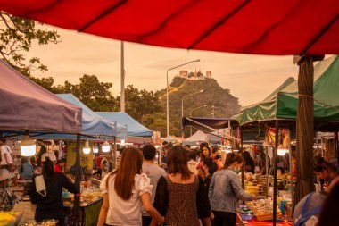 Tayland 'da Prachuap Khiri Khan, Tayland' da Phrachuap Khiri Khan şehrindeki Hill 'de Wat Thammikaram Worawihan ile Nightmarket, Prachuap Khiri Khan, Aralık 2022