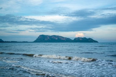 Prachuap Khiri Khan 'ın Tayland' daki Prachuap Khiri Khan şehrindeki sahil yolu ve manzarası, Tayland, Prachuap Khiri Khan, Aralık 2022