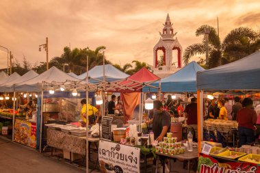 Tayland, Tayland 'daki Prachuap Khiri Khan ilindeki Phrachuap Khiri Khan şehrindeki Nightmarket, Prachuap Khiri Khan, Aralık 2022