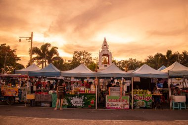Tayland, Tayland 'daki Prachuap Khiri Khan ilindeki Phrachuap Khiri Khan şehrindeki Nightmarket, Prachuap Khiri Khan, Aralık 2022