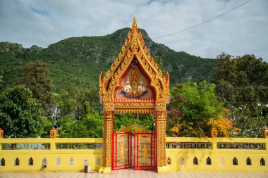 Wat Khlong Wan ya da Phra Aram Luang, Tayland 'da Prachuap Khiri Khan kenti yakınlarındaki Tabon Khlong Wan köyünde, Aralık 2022, Tayland, Prachuap Khiri Khan