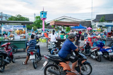 Tayland 'da Prachuap Khiri Khan ilindeki Phrachuap Khiri Khan kasabasındaki Saat Kulesi ve Meydanı' ndaki gıda pazarı, Prachuap Khiri Khan, Aralık 2022