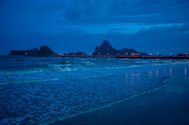 Tayland, Tayland, Prachuap Khiri Han 'daki Phrachuap Khiri Khan şehrindeki sahil yolunda fırtına ve hava değişimi, Prachuap Khiri Khan, Aralık 2022