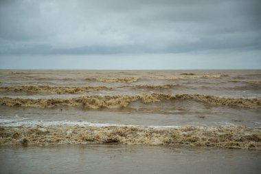 Tayland 'da Prachuap Khiri Khan, Tayland' da Bang Saphan kasabasındaki sahil yolunda fırtına ve hava değişimi, Prachuap Khiri Khan, Aralık 2022