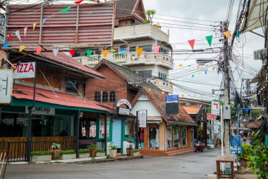 Tayland, Tayland 'da Prachuap Khiri Khan iline bağlı Hua Hin şehrinde bir cadde, Hua Hin, Aralık 2022