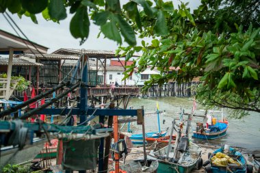 Tayland 'da Prachuap Khiri Khan ili' ndeki Hua Hin şehrinin sahilindeki geleneksel marangoz ve restoran, Hua Hin, Aralık 2022